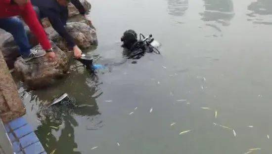 郑州市帝湖有一名男子跳湖,郑州市红十字水上救援队队长牛振西接