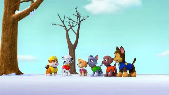 汪汪队下雪路面太滑了市长开车一下撞在雪堆里面出不来了