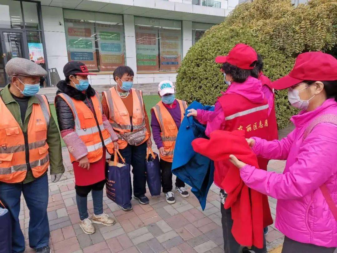 志愿者在行动暖心行动一件旧衣一份关爱志愿者为环卫工人捐赠衣服