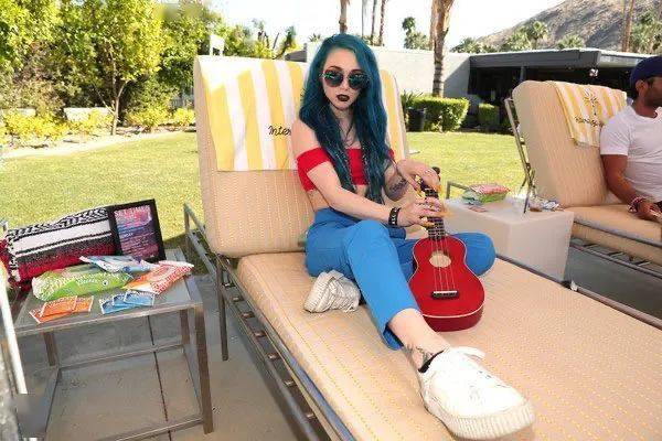 卡莎:jaira burns江湖人称啤酒妹,还是justin bieber的师妹,21岁的她