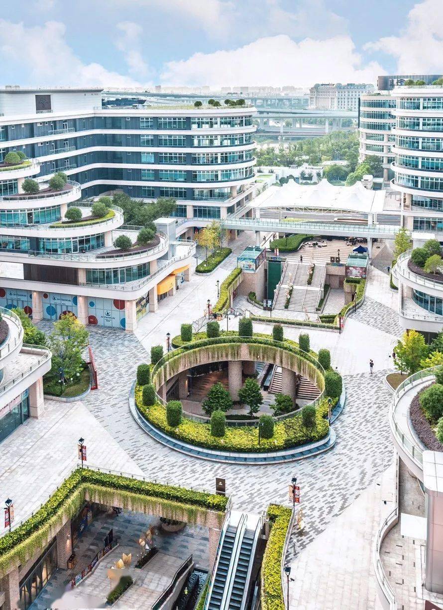 晶耀前滩是前滩区域首个亮相的大型购物中心,商场二楼的滑梯露台颜色