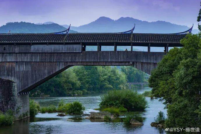 这一座座风景如画的廊桥很多地方都屹立着各具特色的古廊桥其实在宁德