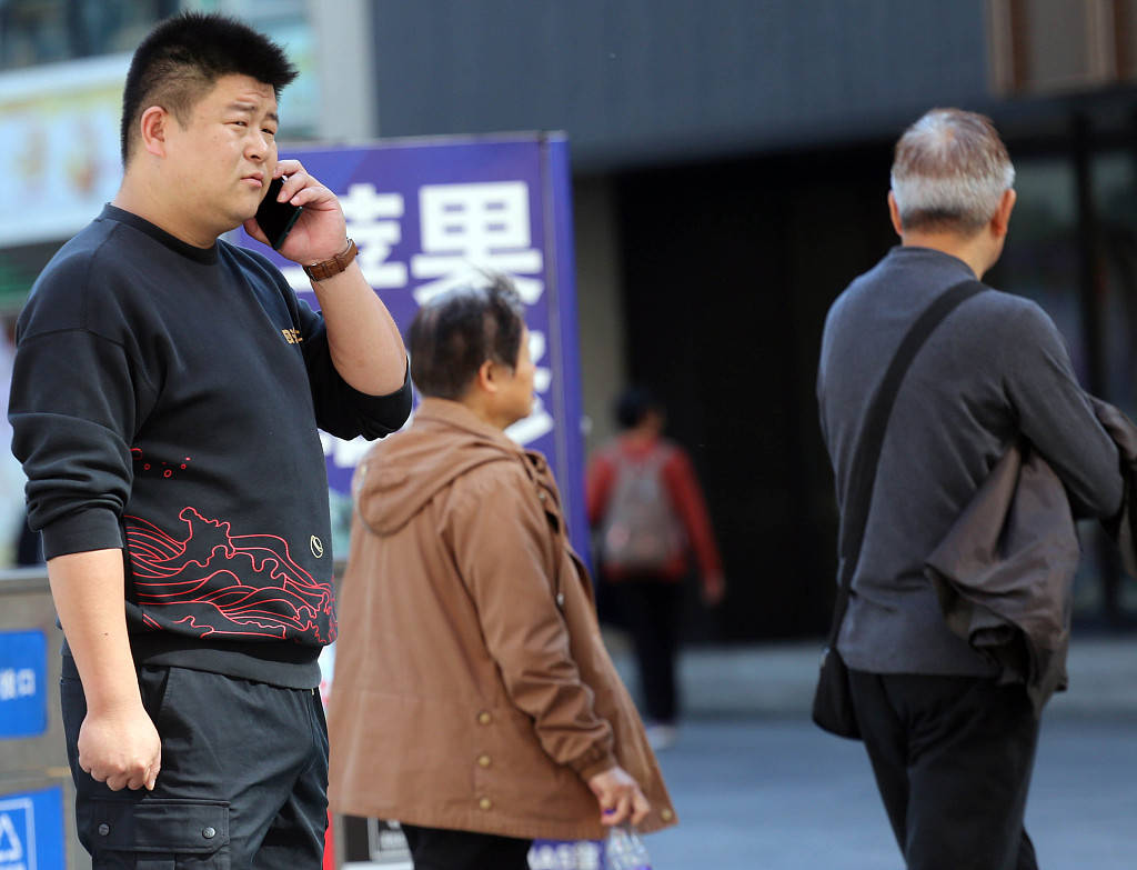 南京:气温达29℃ 市民初冬天穿春装上街