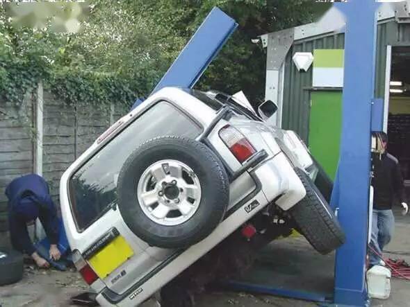 悲剧汽车从举升机侧翻掉落车主不幸被砸中当场身亡