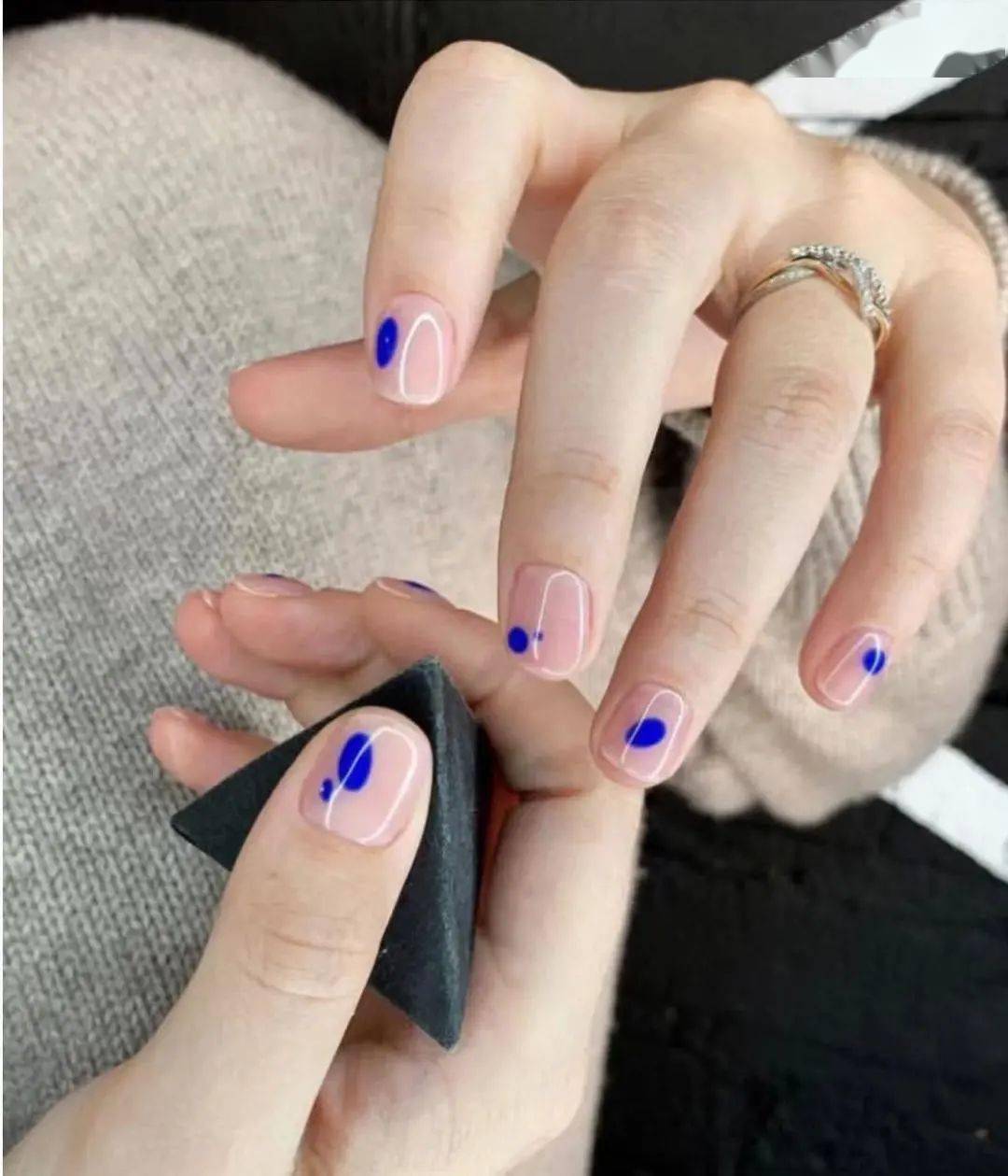 基础的款式就是利用简单的线条或者图案,绘声绘色的呈现在你的手指上