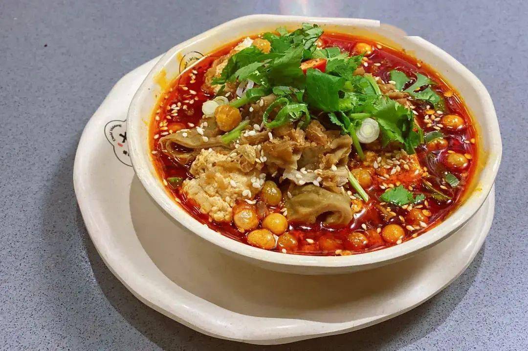 再配上大味独家的麻辣汤汁,搭配肥肠的鲜香浓郁,豆花滑嫩爽口的口感