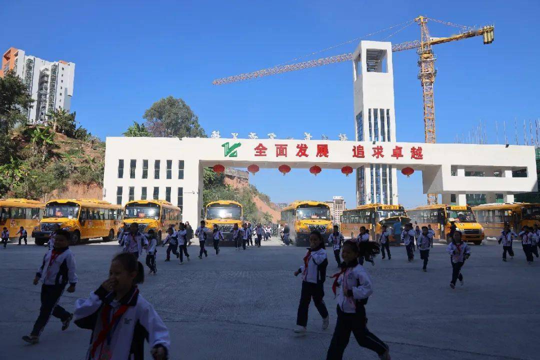 龙实学校安全将前方点亮