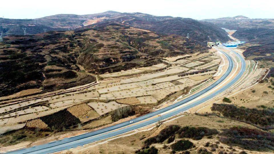 平华一级公路,是甘肃省交通"十三五"规划贯通平凉中部区域的一条经济