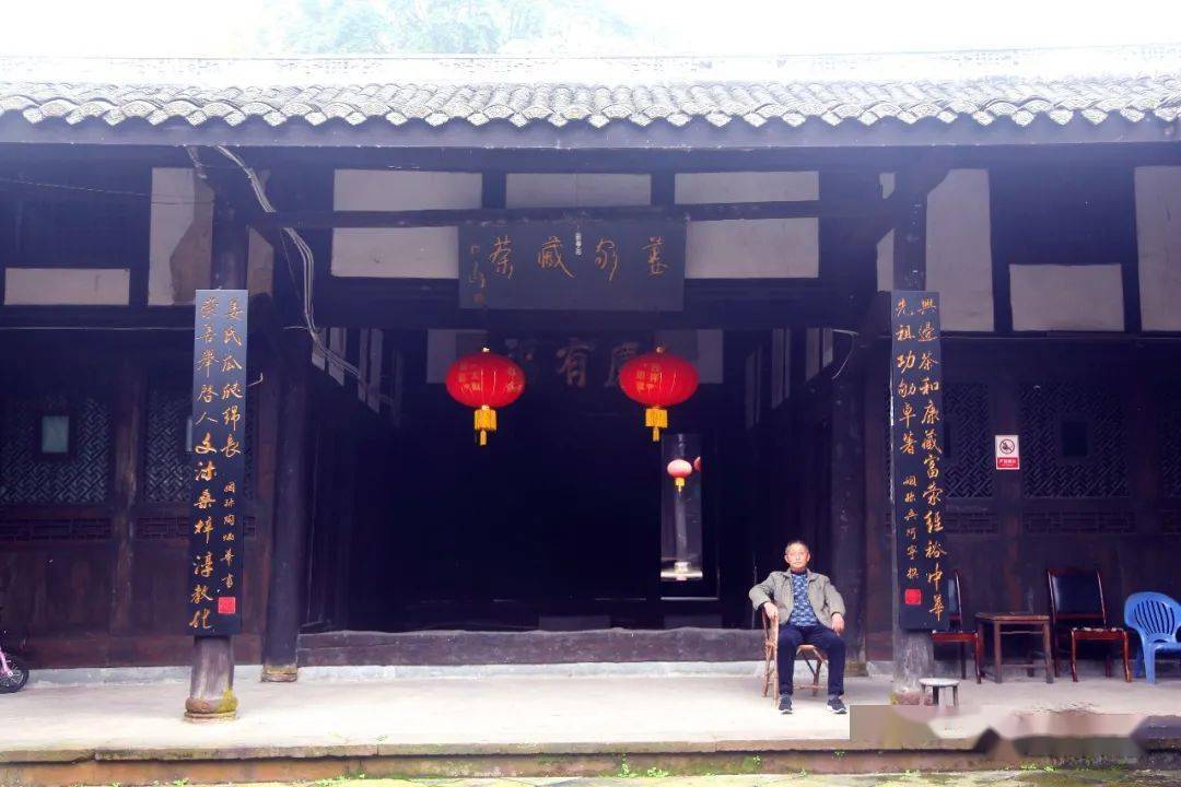 一直享有很高的信誉出了姜家大院继续向前走一座雄伟壮观的明朝建筑