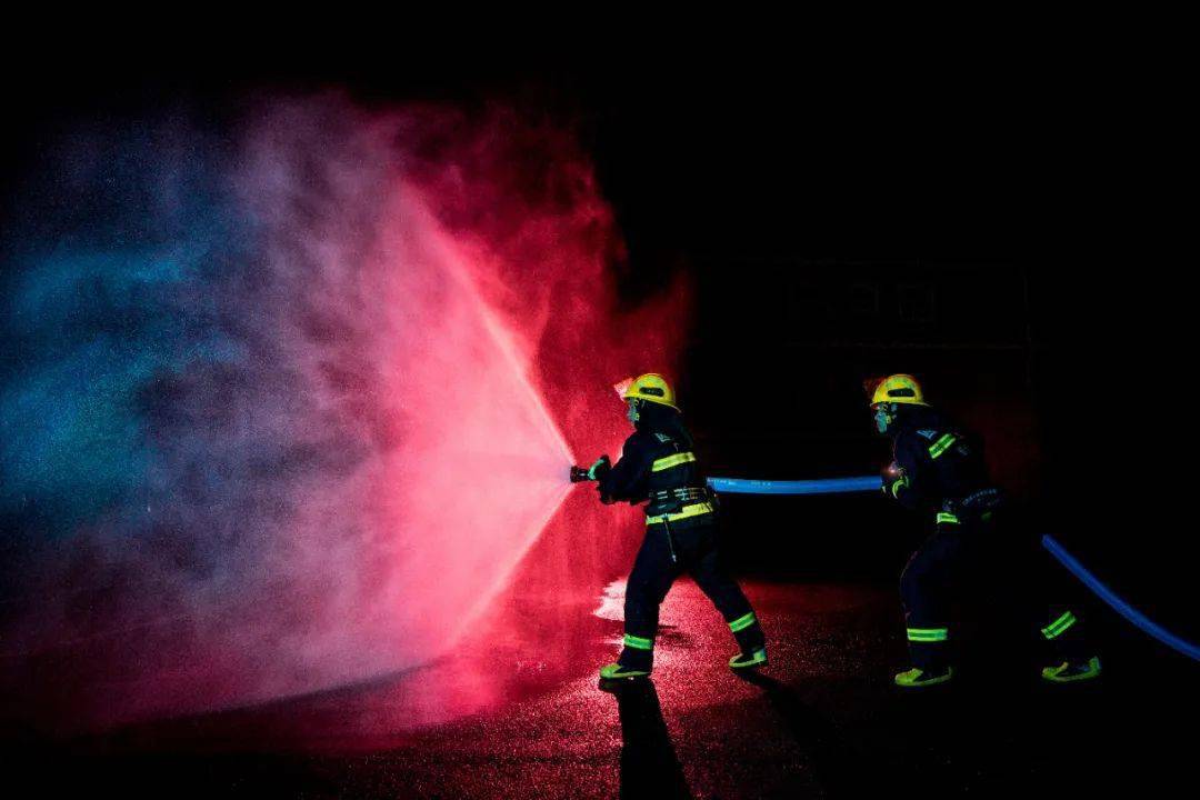 光影消防主题摄影大赛获奖作品展播一夜拍消防员