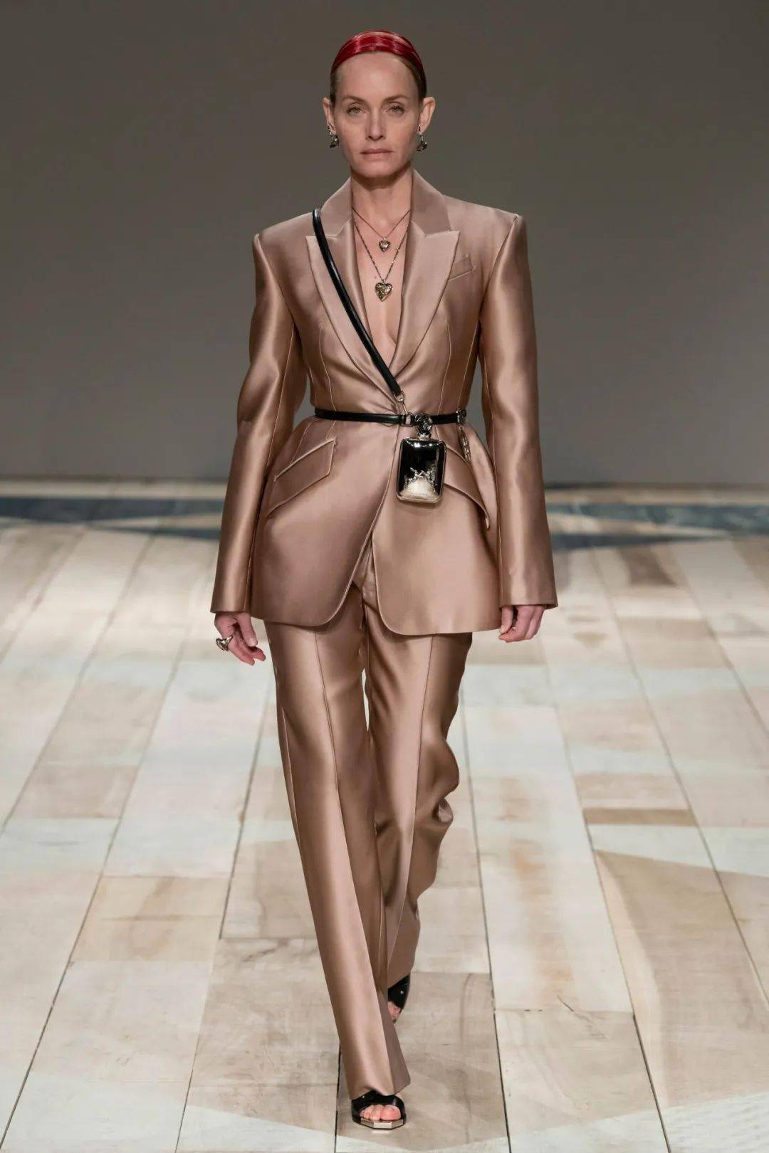 亚历山大麦昆alexandermcqueenautumnwinter2020show妖异出位时尚圈不