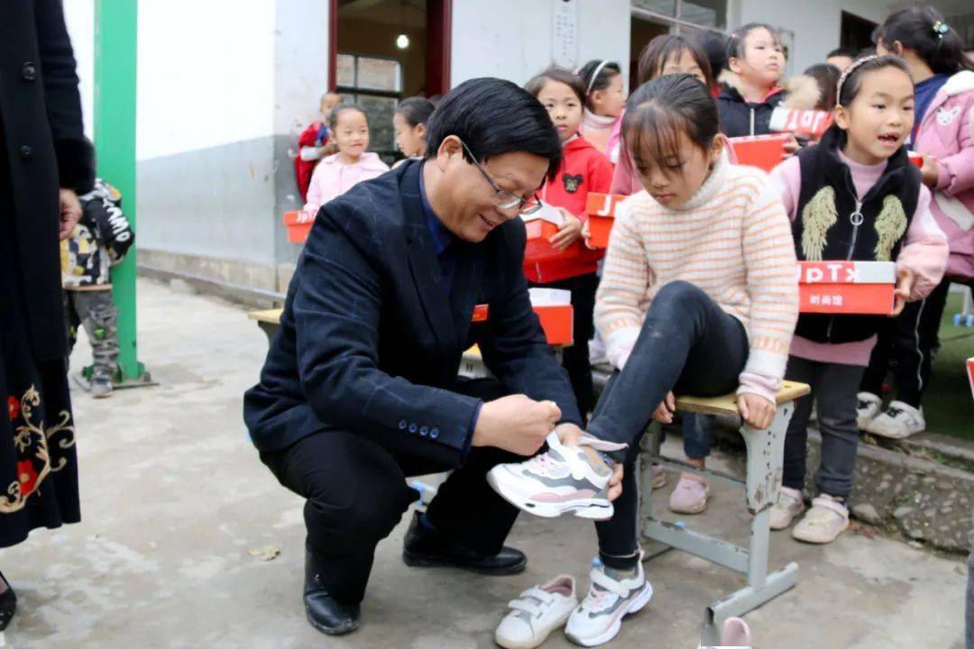 "在古州镇高文村教学点,榕江县古州镇中心校校长陈国平一边帮助学生系