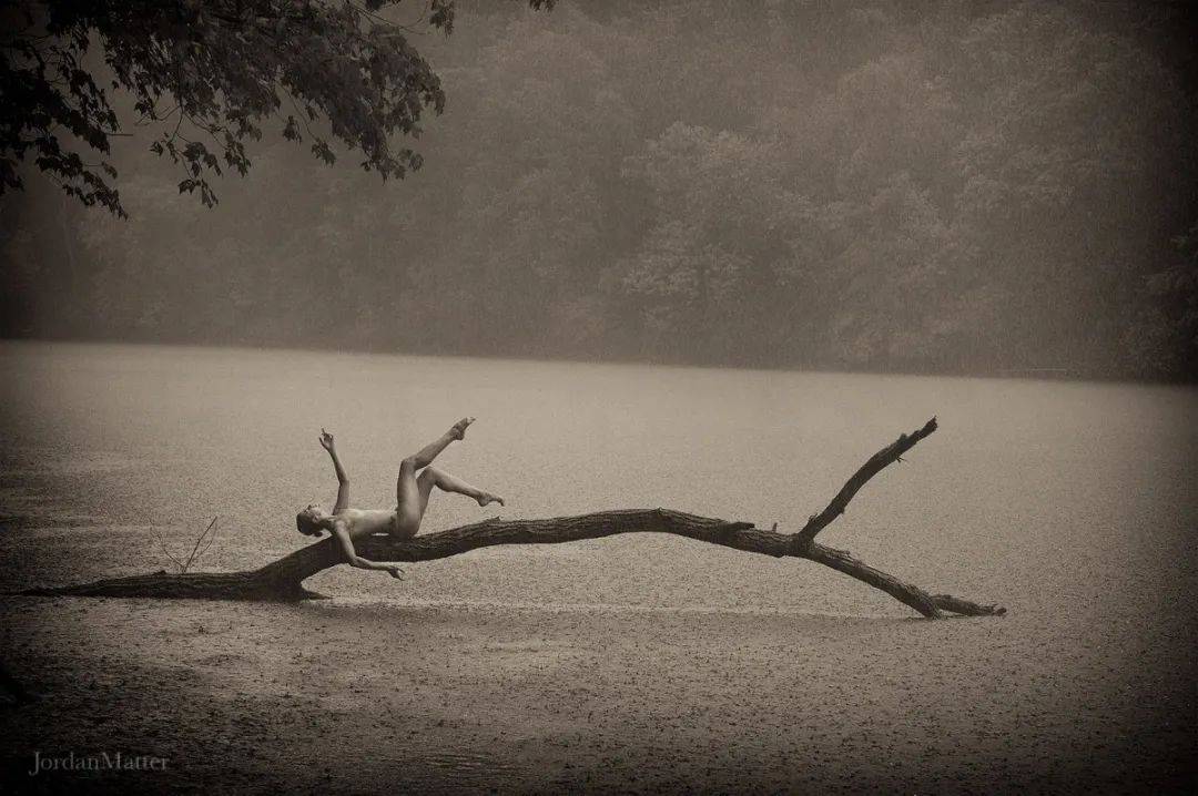 暮色中的裸舞者用身体演绎理想的美