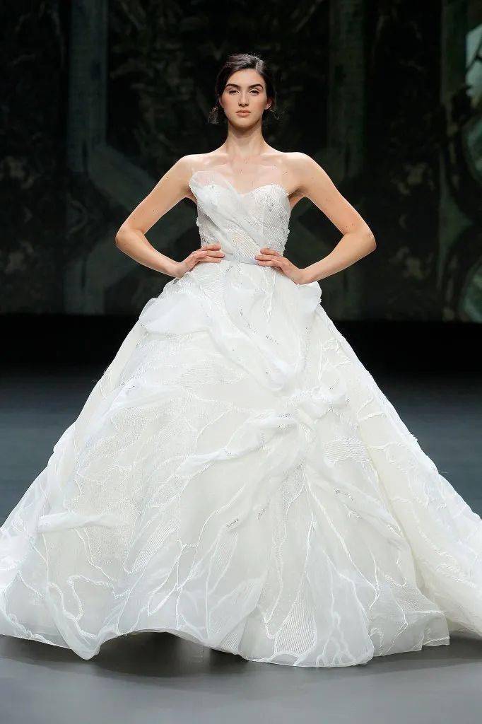 服装设计图时装周秀场theatelier202021秋冬婚纱礼服秀