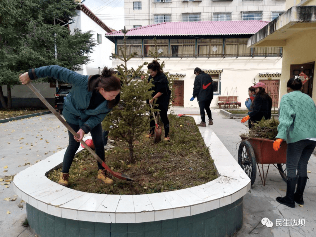 边坝县人大常委会副主任巴珠深入草卡镇开展生态文明建设宣传活动