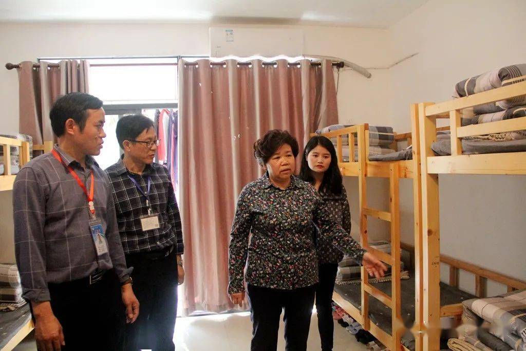 侯小仙局长一行首先参观了广丰一中锐境学校,并深入教学一线,了解课堂