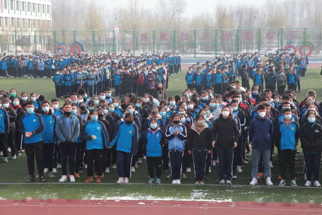 爱与法同行:兼职法治副校长携手爱心企业捐物助学