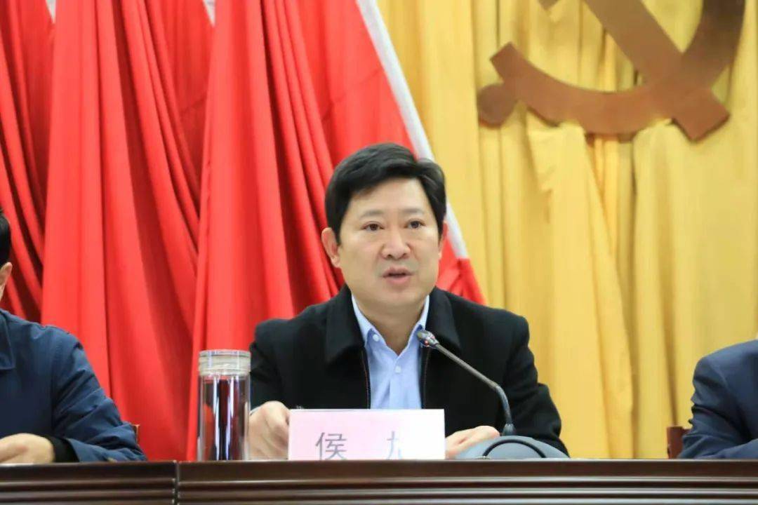 会议由区委副书记,区长侯旭主持.