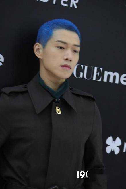 魏大勋蓝色寸头引热议 网友:他染了她喜欢的发色