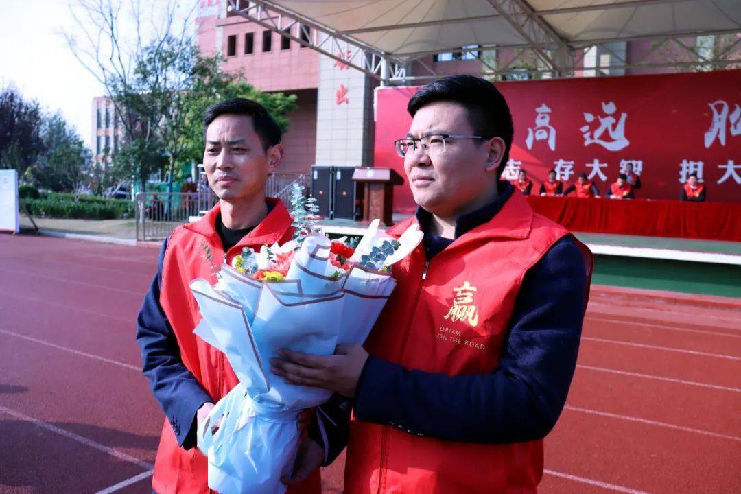 泗县三中举行成人礼点亮青春梦培育爱国情_活动