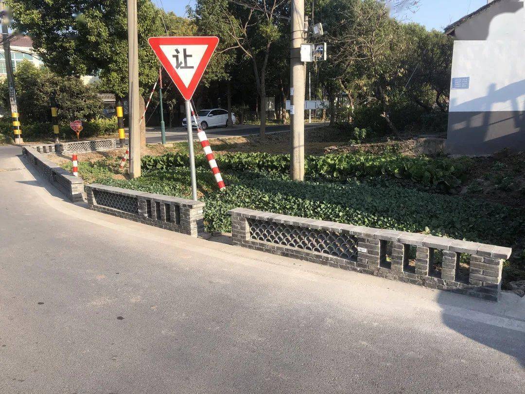 铺开"美丽菜园"试点建设,以竹篱笆式,围网式,青砖镂空式等规范菜地