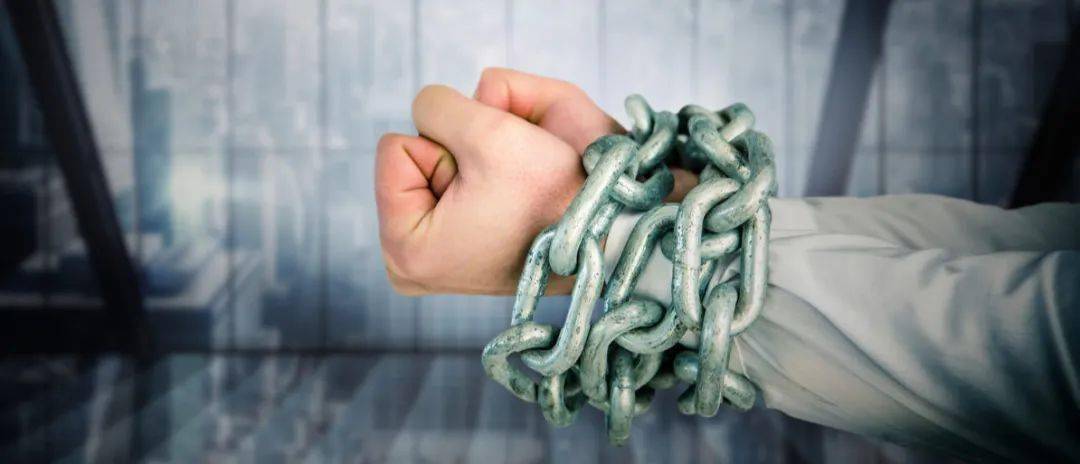 自行车链条a bicycle chainchain 作名词,表示"链子,锁链"01chain 小