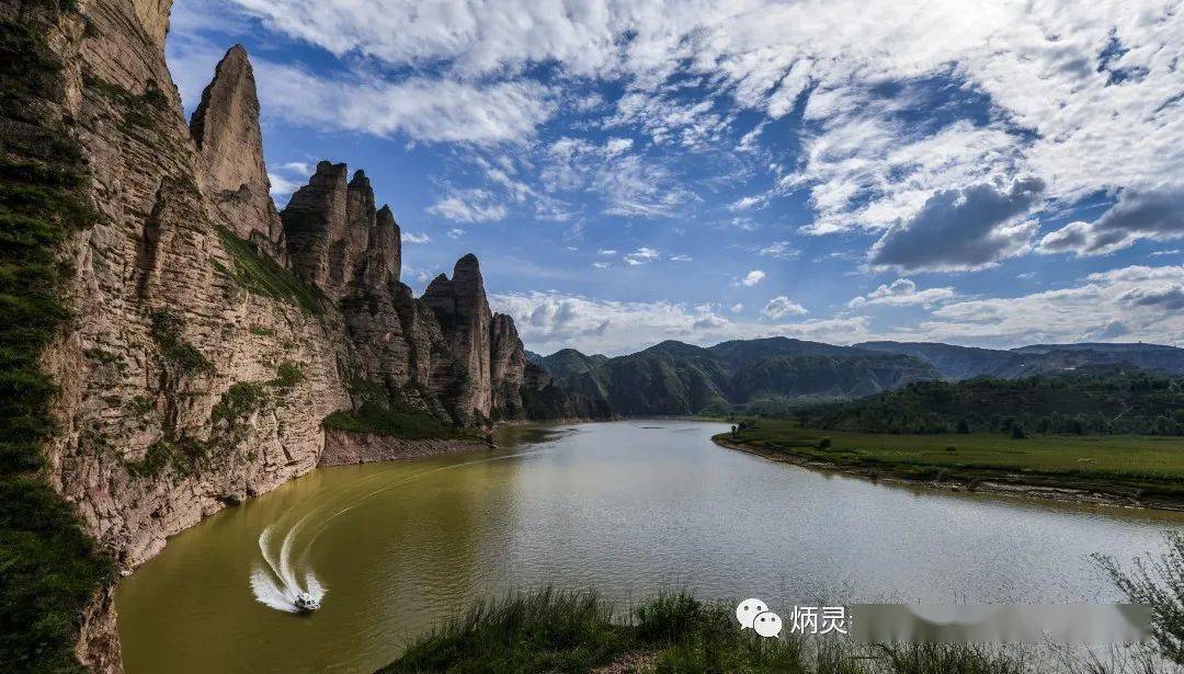 炳靈盛景01但每當劉家峽水庫洩洪的時候,那磅礴的氣勢,就好像蛟龍出水