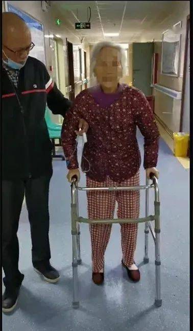 妙手展医术西秀区人民医院这群年轻的医生为老年骨病患者健康保驾护航