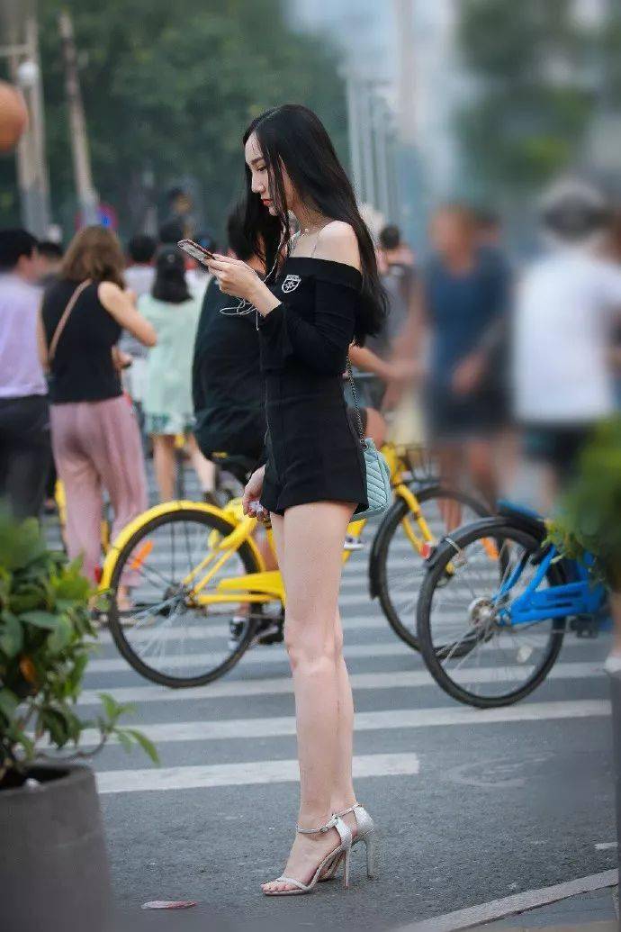 高跟鞋配美腿带着优雅与淡淡的性感