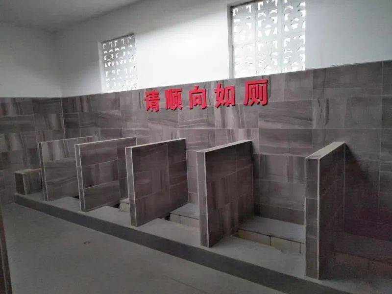 为了方便居民峰峰在各个公园,广场修建了公共厕所同时,还在各个企事业