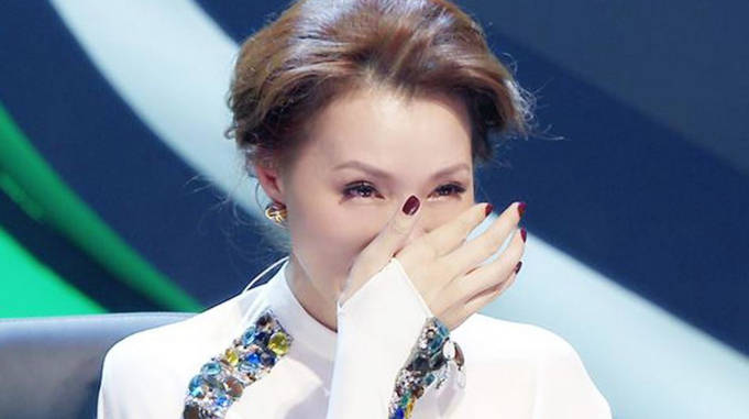 盘点董卿落泪现场回忆父亲对自己的爱当场崩溃痛哭到不能自已