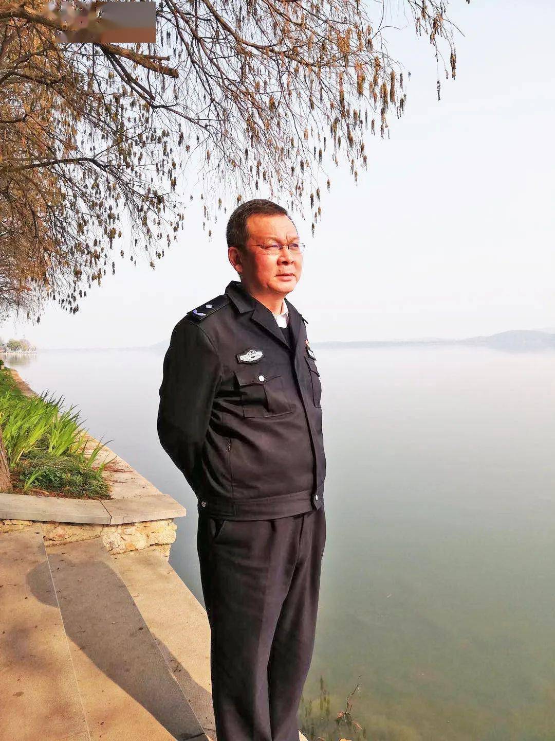 作者简介来源:《海燕》2020年诗歌增刊《宏阔天地》栏目令我稍感宽慰