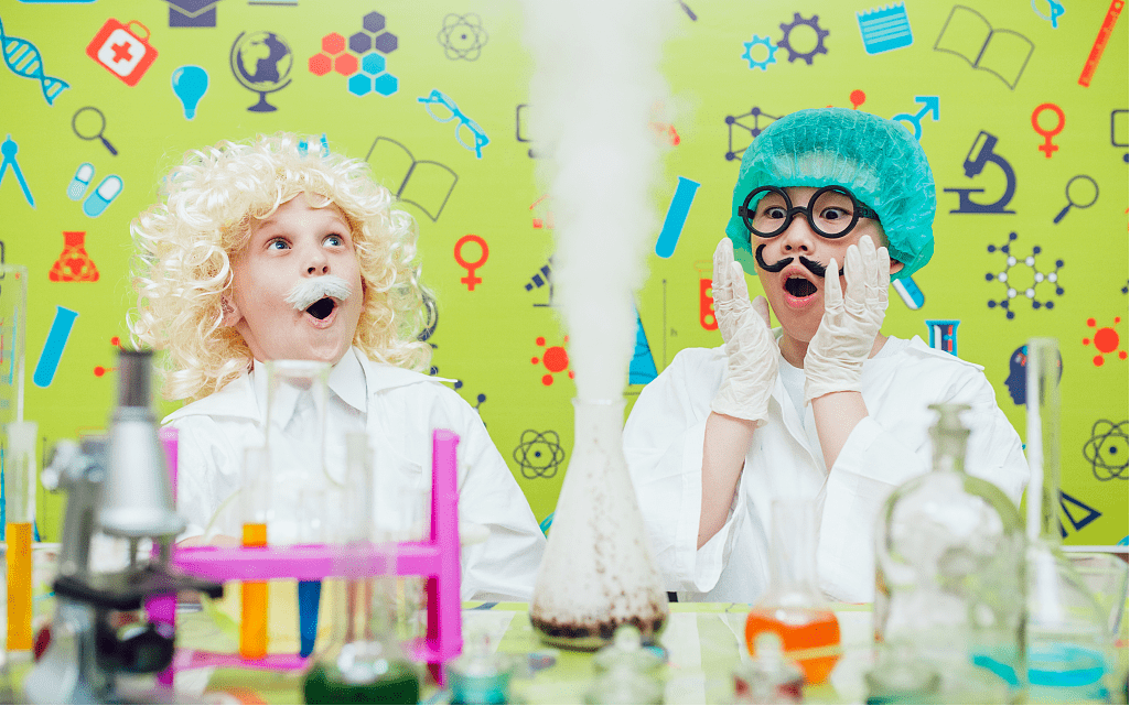 掌中火空气炮水火不容干冰大爆炸带娃来这个科学实验室探索世界对话