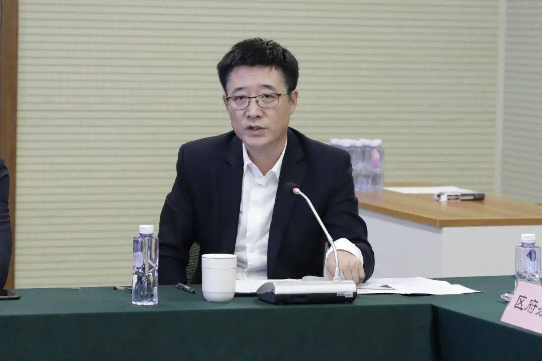 会上,严健明就南翔镇前阶段推进东社区邻里中心功能提升,打造"15分钟