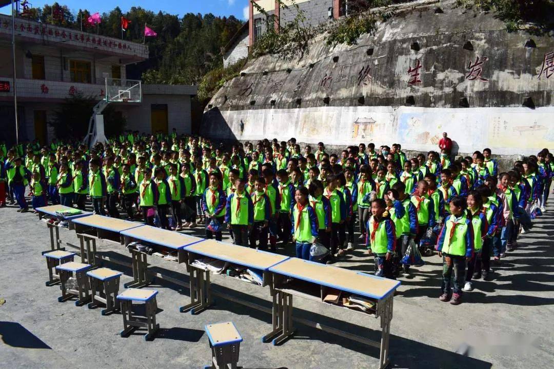 安顺平凡志愿者紫云猴场平坝小学暖冬之行