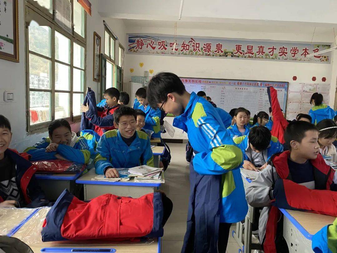 郧西景阳中学名誉校长捐赠校服过暖冬