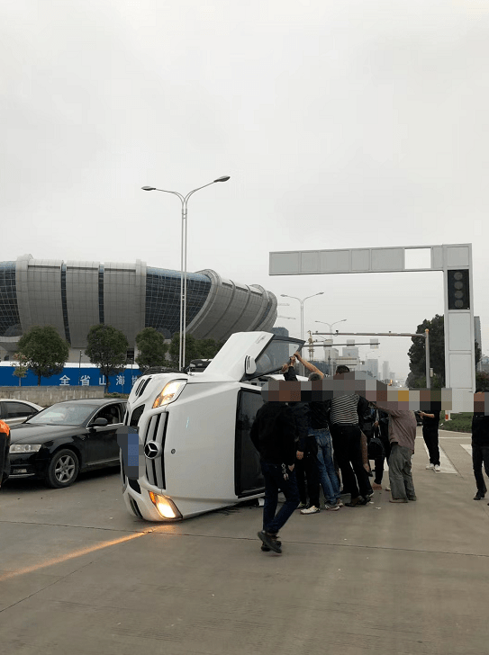灵溪车祸!路人:奔驰翻掉了,奥迪稳如泰山_搜狐汽车_搜狐网