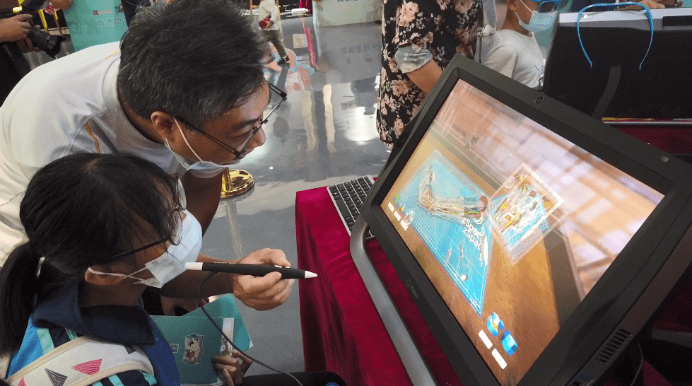嘉年华活动在佛山市图书馆二楼展厅举办,设有"vr畅想3d体验""五区风采