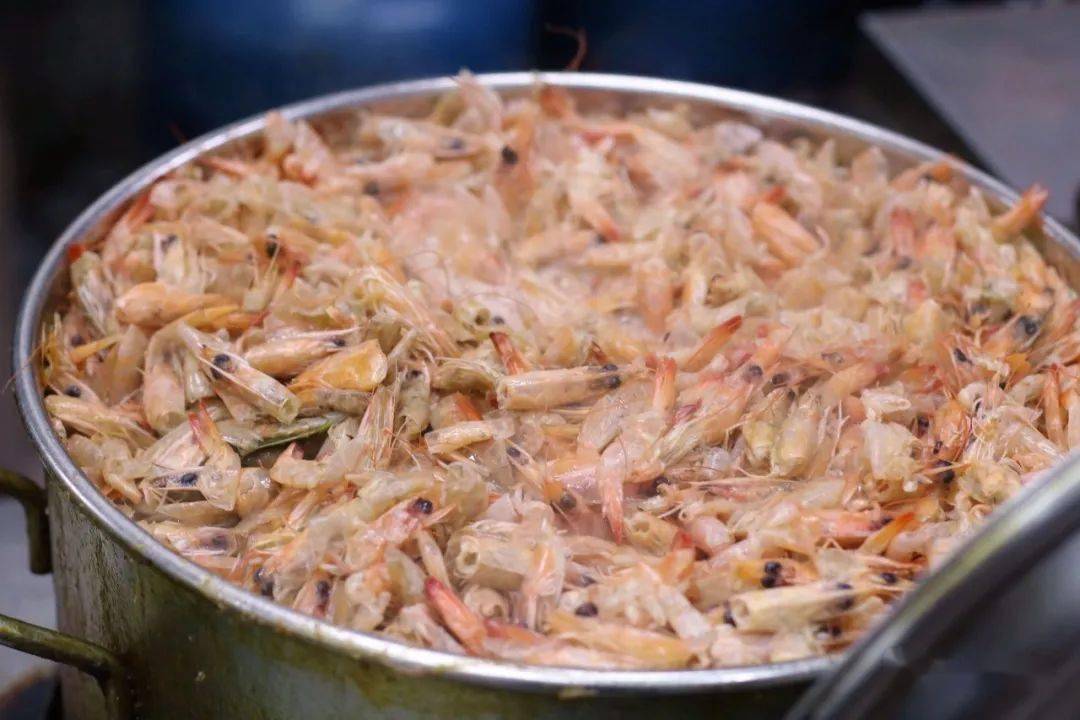 厦门的海虾,小小的,淡红色,析出薄薄的虾油,加淡淡的蒜蓉,水面软烂,但
