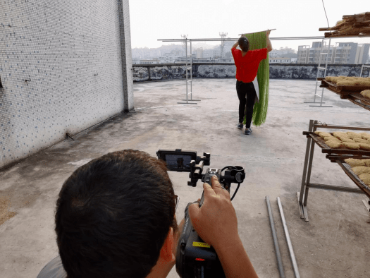 在工业化生产的当下,陈丽娟依然坚持手工制作外海面.