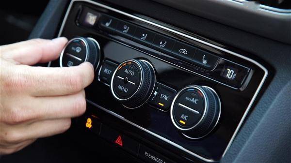 但是制热的话,就不需要空调压缩机工作,只要把发动机冷却液通过暖风芯