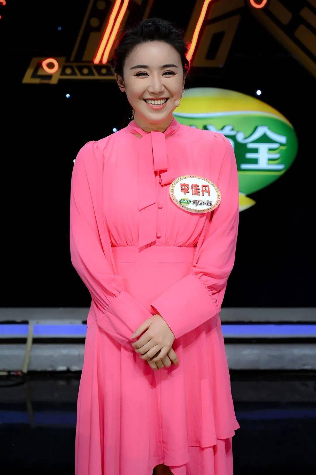 开门大吉画风突变刚结束婚礼的她穿着敬酒服就来了