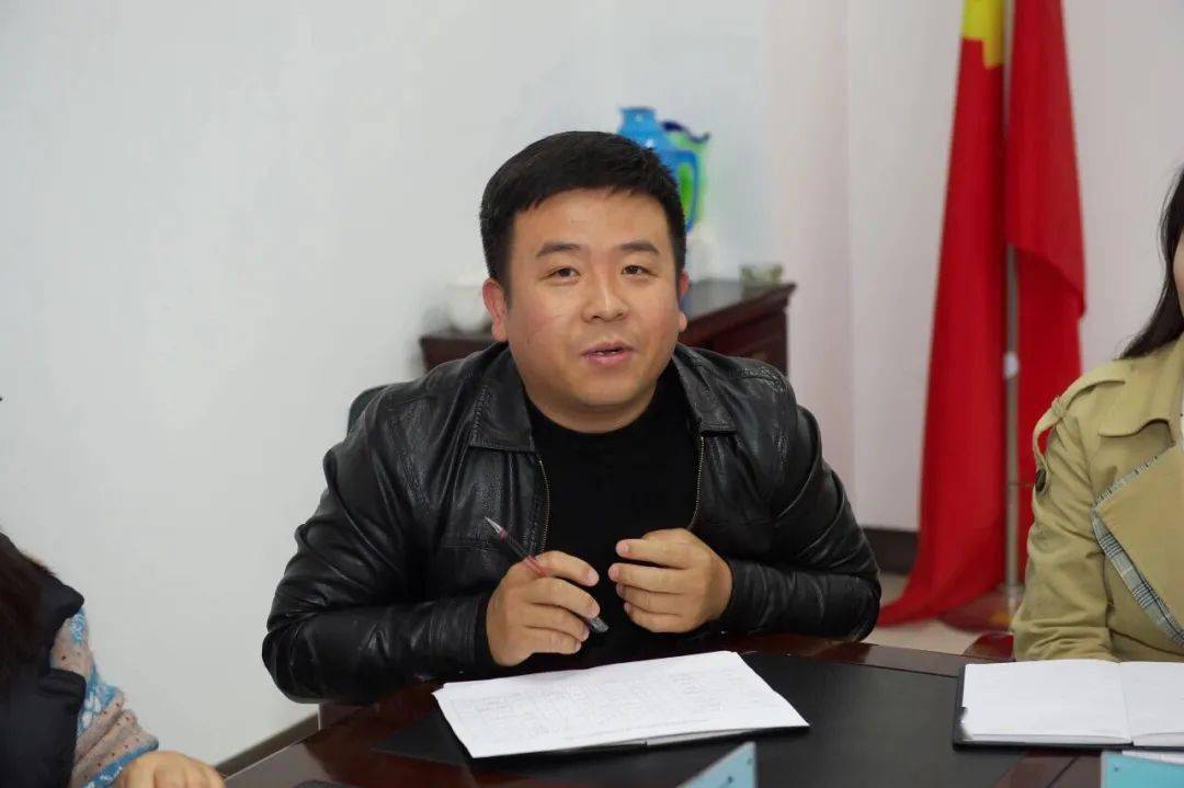 党组书记柳金钟同新入职员工进行座谈