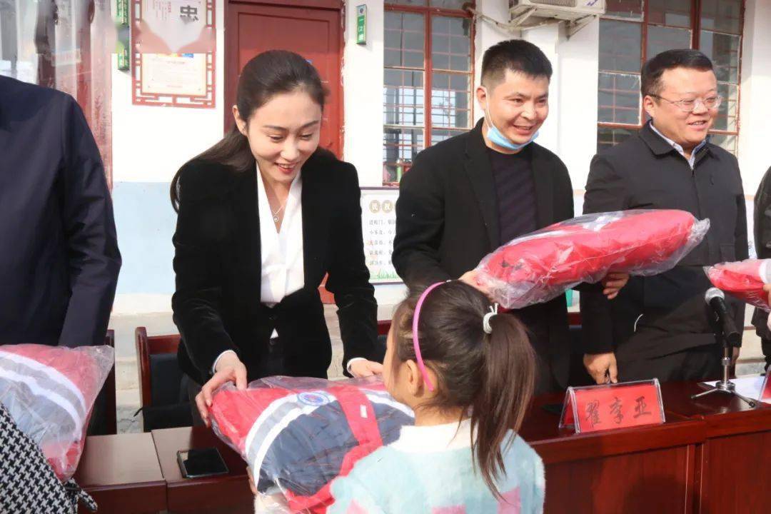 朱琳向孩子提出三点希望,第一,希望志存高远勇于克服困难,勇攀科学