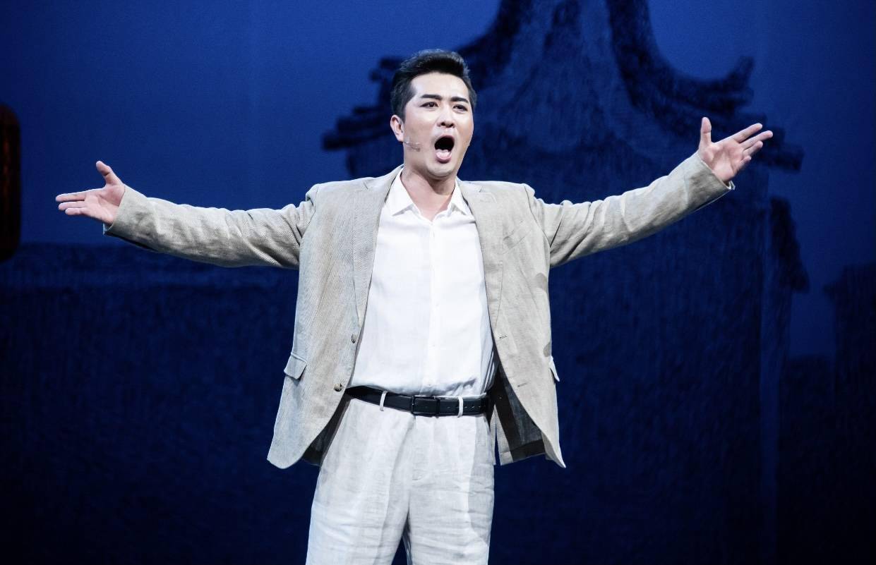 饰演蔡素屏的刘洺君,样貌端庄雅丽,一颦一笑,举手投足都透着大家闺秀