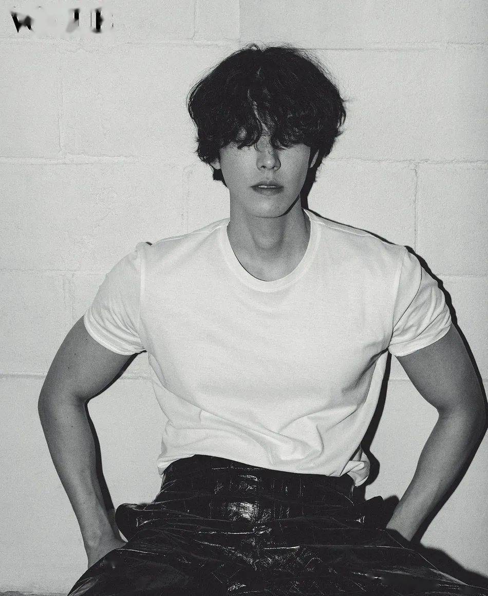 金宇彬病愈归来登vogue卷发造型帅气不变