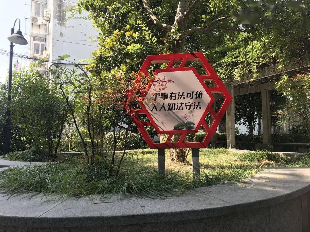 法治鲜明的敬老标牌又将传统美德中的尊老爱老和现代法治文化有机结合