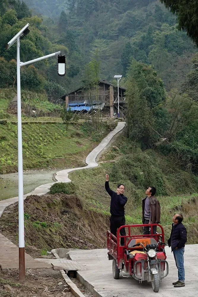 《驻村第一书记走村入户(组照)万州区响水镇联合村 王化全/摄