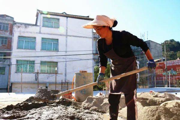 我的脱贫故事单亲妈妈周飞一把砖刀托起三个孩子大学梦