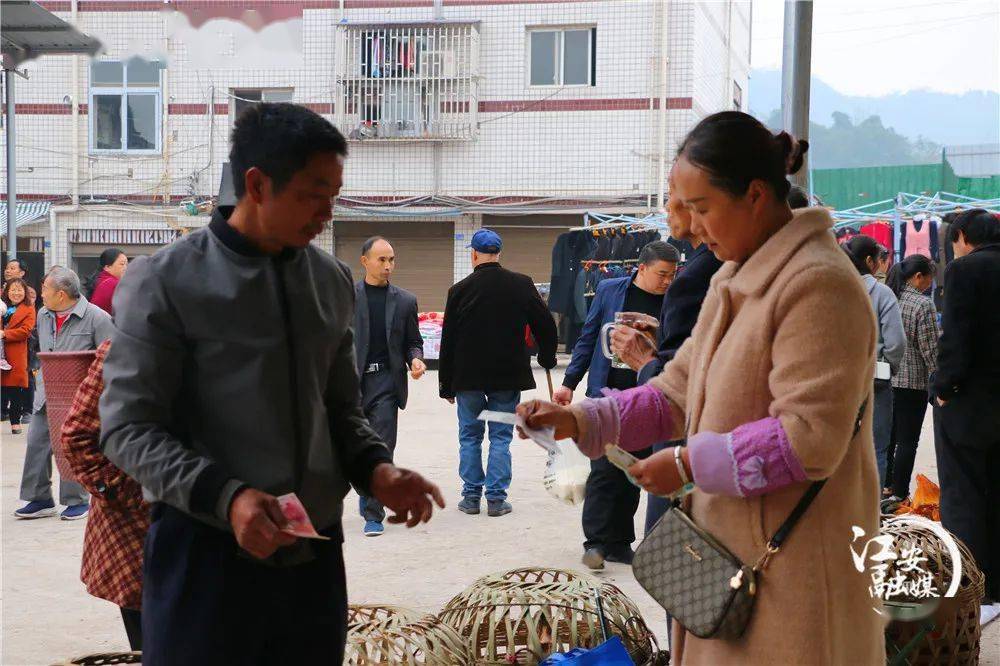 怡乐镇消费扶贫赶场日巩固脱贫成果